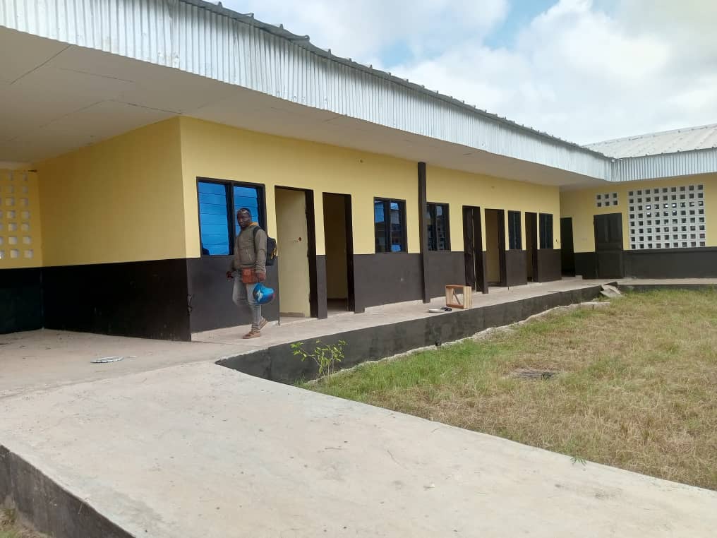 Vue du bâtiment livré avec accès et fenêtres bleues