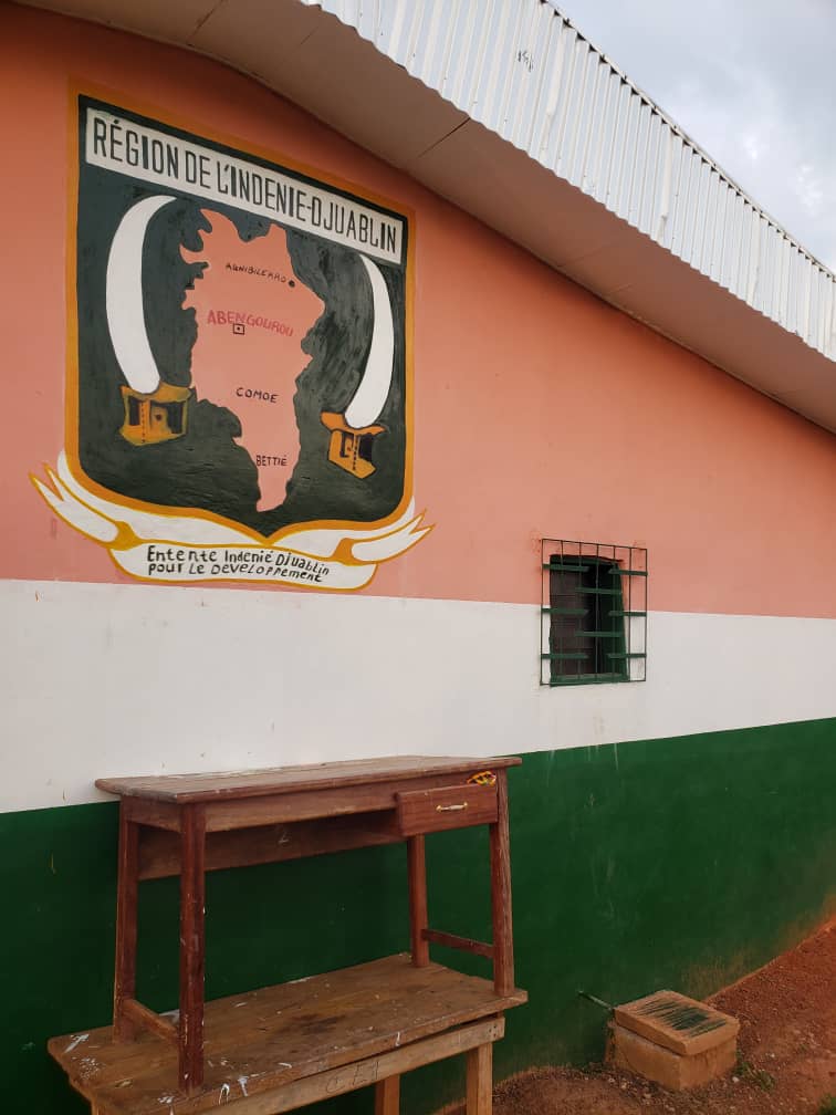 Façade du collège avec blason de la région Indénié-Djuablin